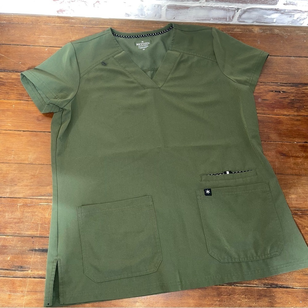 Beyond scrubs Olive Green Scrub Top med